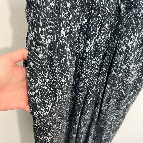 Bella Dahl Gray Snake Print Sleeveless Wide Leg Jumpsuit Size Medium NWT - Picture 8 of 14